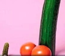 kleiner und vergrößerter Penis am Beispiel von Gemüse